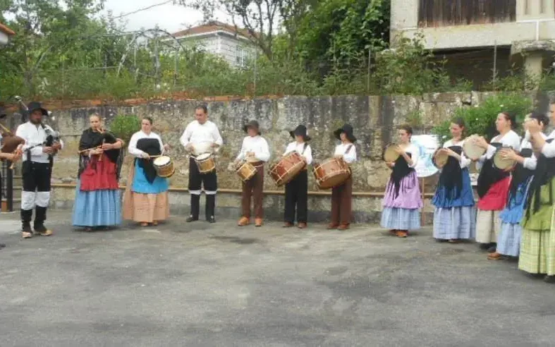 Actuación do grupo de Os Chaneiros, traxes mistos.