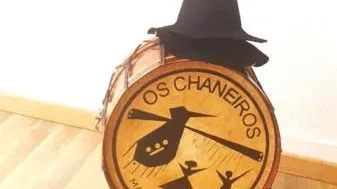 Bombo con sombreiro de Os Chaneiros