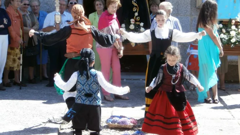 Nenos co traxe tradicional galego no baile de ofrenda da misa