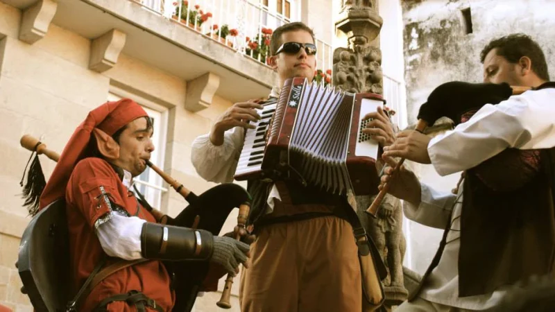 Gaiteiro con orellas de elfo na feira franca