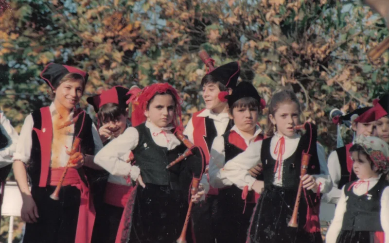 Nenos e nenas de Os Chaneiros pousando nos anos 80