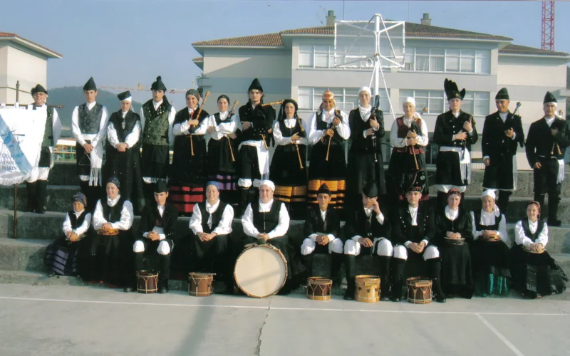 Foto de grupo de Os Chaneiros no colexio San Narciso