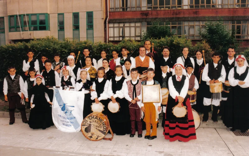 Foto de grupo de Os Chaneiros no parque Eguren nos anos 90