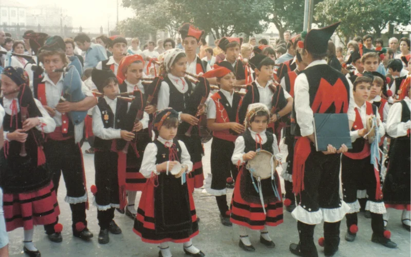 Nenos e nenas dirixidos polo Padre Marino nas festas de veran do 83 en Marín