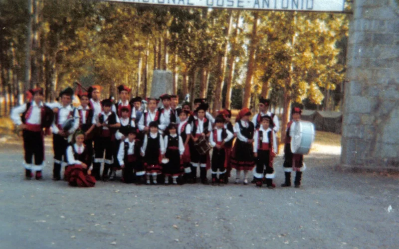 Foto de grupo de Os Chaneiros nas portas do campamento en León