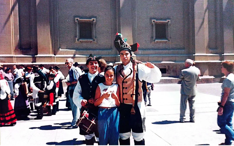Gaiteiro e tamborileiro con nena na praza do Pilar en Zaragoza. Os Chaneiros
