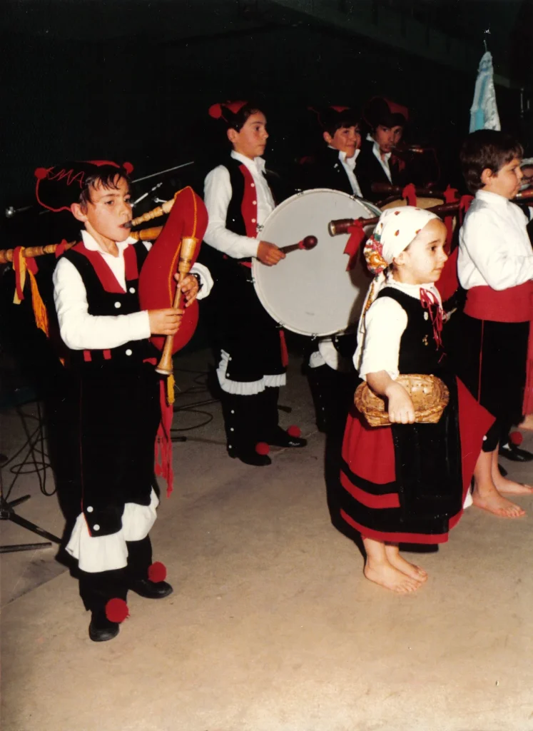 Baile de nenos galegos bailando descalzos