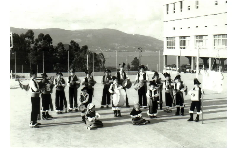 En branco e negro: ensaios do grupo de Os Chaneiros no colexio San Narciso nos primeiros anos de historia