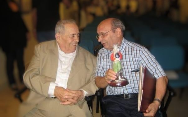 Foto do padre Marino con Antonio Fernández no 35 aniversario de Os Chaneiros