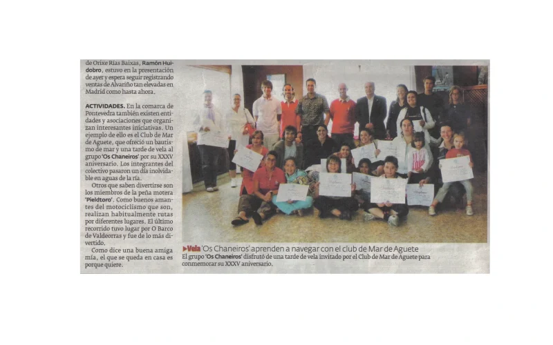 Noticia de prensa con foto a cor na que se conta o bautizo de mar que o Real Club de Mar de Aguete regalou aos Chaneiros