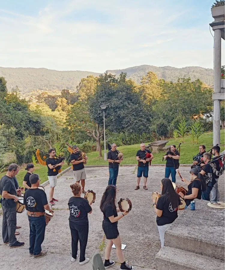 Os Chaneiros no século XXI: Gaitas, cantareiras e folclore galego